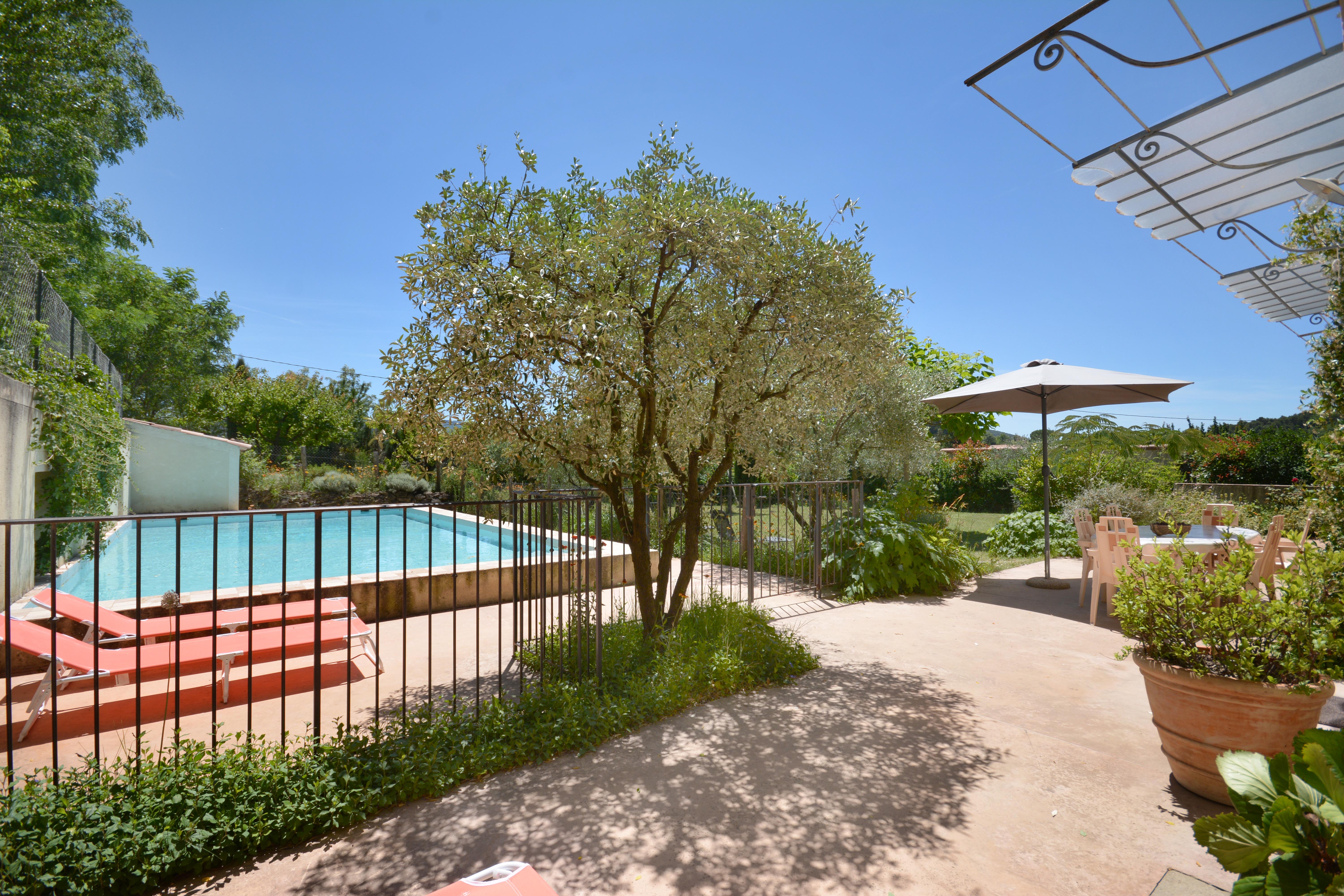 la piscine et la terrasse
