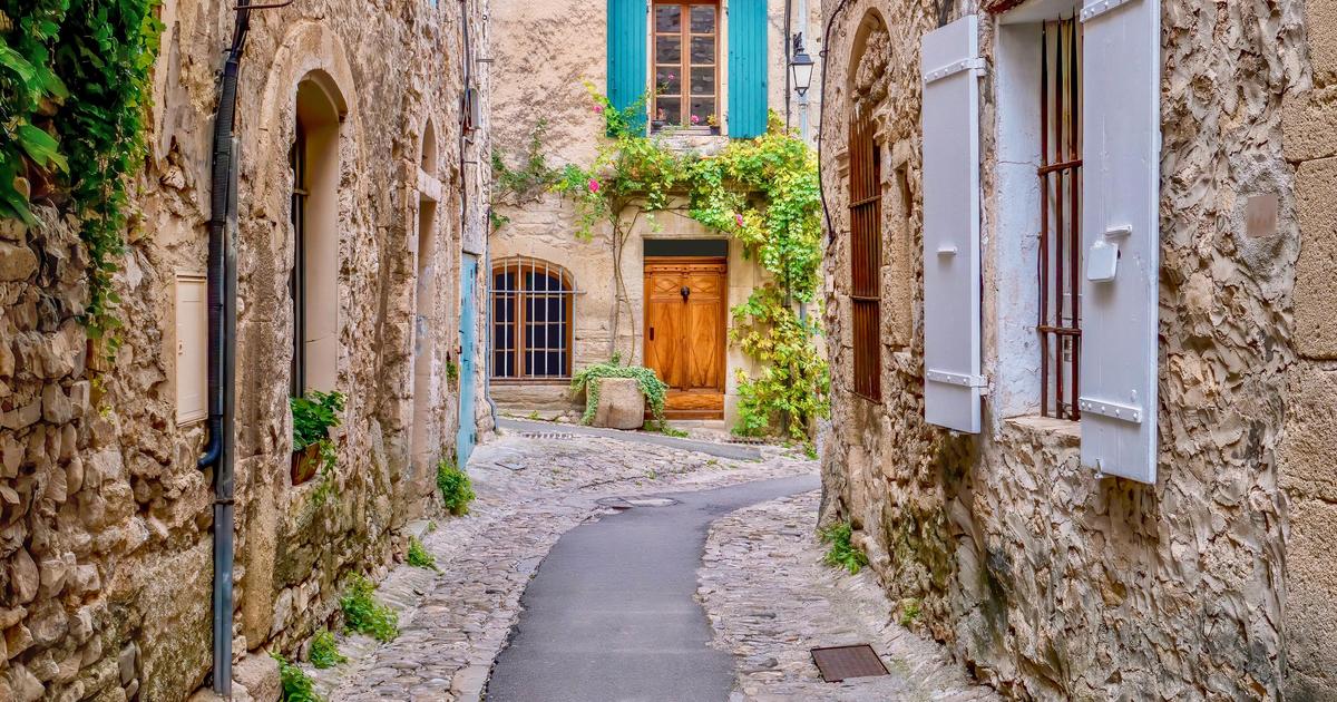 une ruelle de la haute ville de vaison-la-romaine